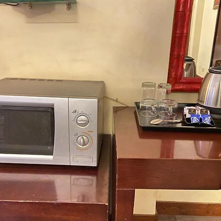 Astoria Hotel Kalküta Dış mekan fotoğraf
